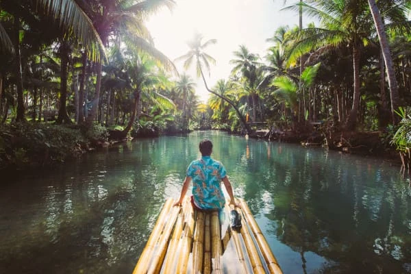 Selva de palmeiras nas Filipinas. conceito sobre viagens tropicais com desejo de viajar. balançando no rio. Pessoas se divertindo