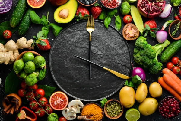 O conceito de nutrição dietética frutas e legumes frescos Talheres e um prato em forma de relógio Vista superior Espaço livre para o seu texto